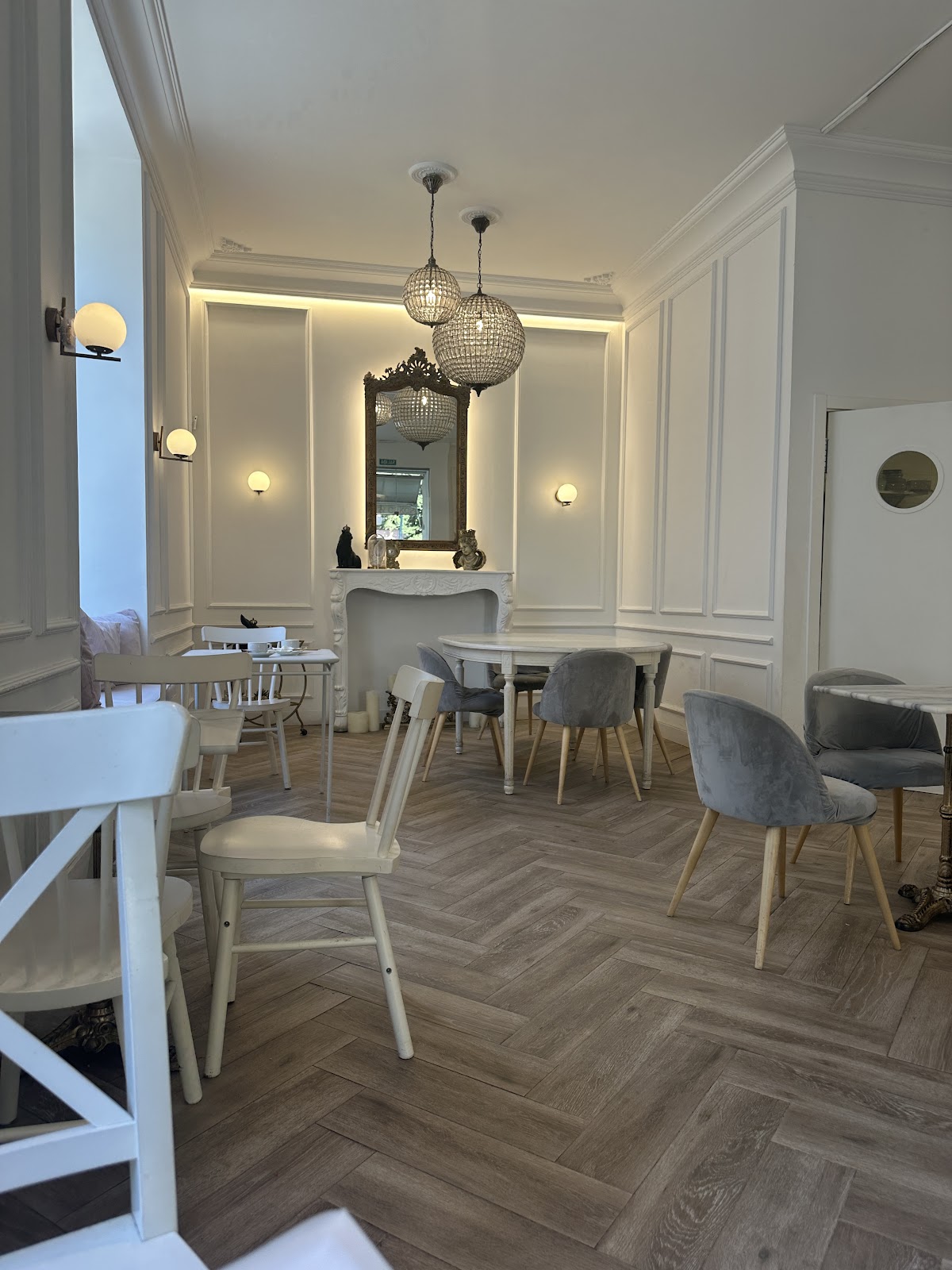 Ambiente del restaurante. La imagen muestra un elegante interior del restaurante, con mesas y sillas decorativas en un ambiente luminoso.